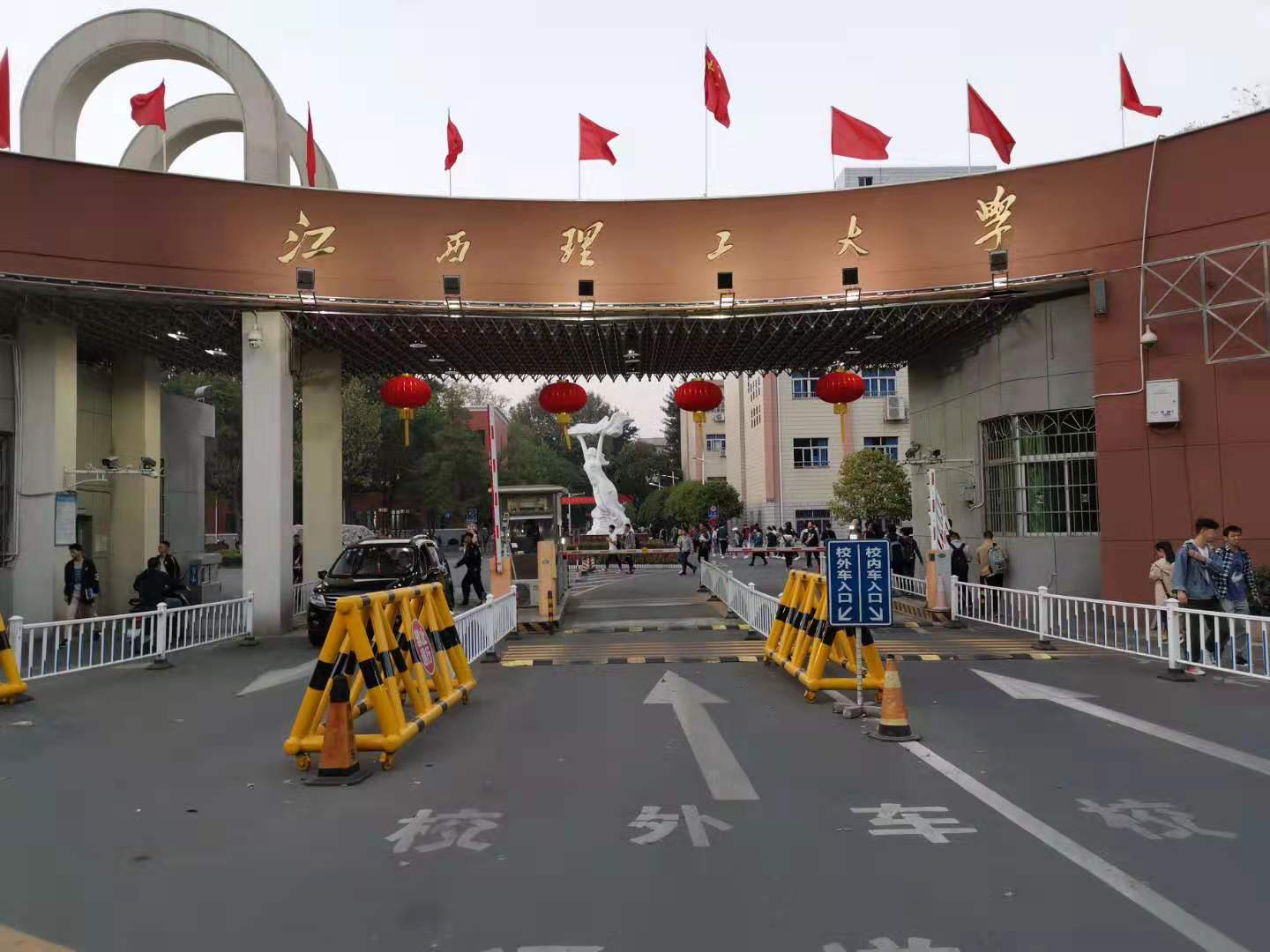 學(xué)院大門.jpg